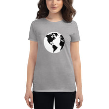 Cargar imagen en el visor de la galería, Women's short sleeve T-shirt with Earth