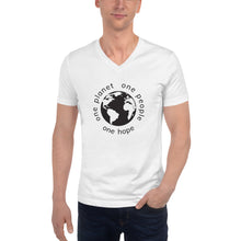 将图片加载到图库查看器，Short Sleeve V-Neck T-Shirt with Earth and Black Tagline
