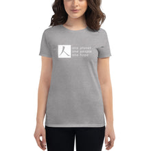 गैलरी व्यूवर में इमेज लोड करें, Women&#39;s short sleeve T-shirt with Box Logo and Tagline
