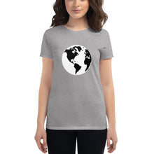 गैलरी व्यूवर में इमेज लोड करें, Women&#39;s short sleeve T-shirt with Earth
