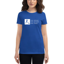 गैलरी व्यूवर में इमेज लोड करें, Women&#39;s short sleeve T-shirt with Box Logo and Tagline
