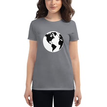 गैलरी व्यूवर में इमेज लोड करें, Women&#39;s short sleeve T-shirt with Earth
